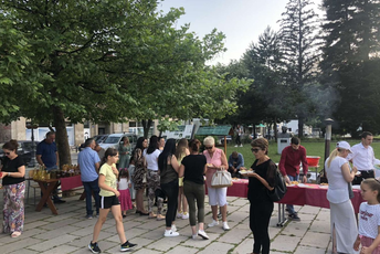 Trgovi su za srijetanje i pjevanje Trgovi su za srijetanje i pjevanje