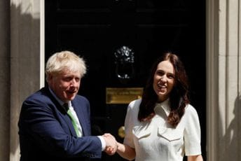 (VIDEO) Rukovanje Džonsona i premijerke Novog Zelanda hit na mrežama (VIDEO) Rukovanje Džonsona i premijerke Novog Zelanda hit na mrežama