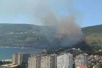 (VIDEO) Veliki požar iznad Igala, zahvatio dvije kuće