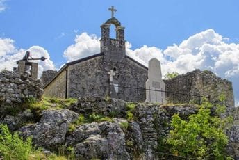 Preci i potomci: „Dilema“ oko imena crkve kod koje je sahranjen Marko Miljanov Preci i potomci: „Dilema“ oko imena crkve kod koje je sahranjen Marko Miljanov