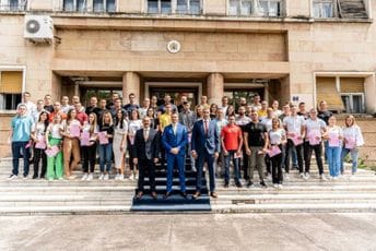 Adžić diplomcima Policijske akademije: Budite lojalni državi, poštujte Ustav i zakone Adžić diplomcima Policijske akademije: Budite lojalni državi, poštujte Ustav i zakone