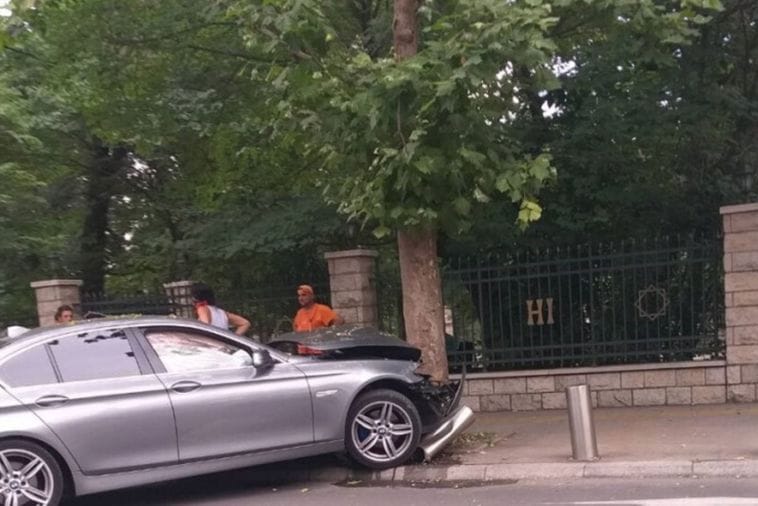 Podgorica: Automobil udario u stubić na trotoaru Podgorica: Automobil udario u stubić na trotoaru