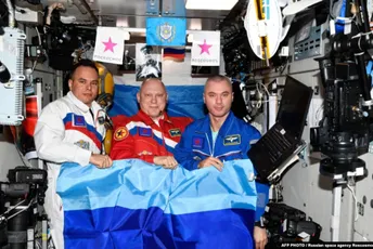 Ruski astronauti u svemiru istakli zastave separatističkih republika Ukrajine Ruski astronauti u svemiru istakli zastave separatističkih republika Ukrajine