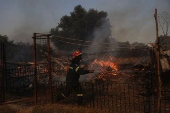 Šumski požar kod Atine izmakao kontroli, jedan grad evakuisan Šumski požar kod Atine izmakao kontroli, jedan grad evakuisan