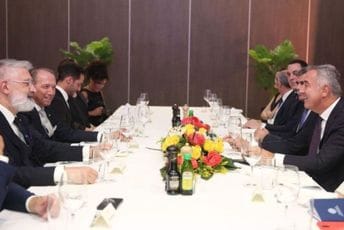 Đukanović priredio svečanu večeru u čast kapetana regenata Oskara Mine i Paola Rondelija Đukanović priredio svečanu večeru u čast kapetana regenata Oskara Mine i Paola Rondelija