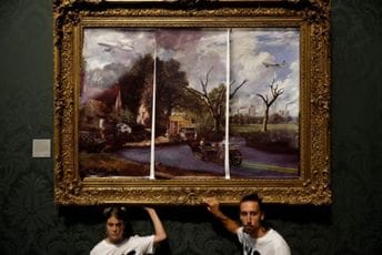 London: Ekološki aktivisti se zalijepili za sliku u Nacionalnoj galeriji London: Ekološki aktivisti se zalijepili za sliku u Nacionalnoj galeriji