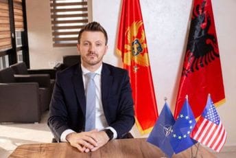 CGO o fotografiji Dukaja: Zabranjeno isticanje simbola druge države u objektima Vlade CGO o fotografiji Dukaja: Zabranjeno isticanje simbola druge države u objektima Vlade