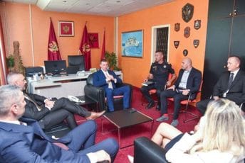 Adžić u Budvi: Policija se bori protiv kriminala neselektivno Adžić u Budvi: Policija se bori protiv kriminala neselektivno