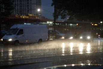 Nevrijeme u Srbiji: Snažan pljusak potopio ulice Beograda, širom zemlje ugašeno 20 požara Nevrijeme u Srbiji: Snažan pljusak potopio ulice Beograda, širom zemlje ugašeno 20 požara