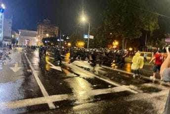 Nastavljeni protesti u Skoplju, večeras bilo sukoba sa policijom, ima i uhapšenih (VIDEO) Nastavljeni protesti u Skoplju, večeras bilo sukoba sa policijom, ima i uhapšenih (VIDEO)
