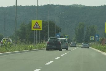 Vozači ne poštuju pravila, svakodnevno u riziku od udesa Vozači ne poštuju pravila, svakodnevno u riziku od udesa