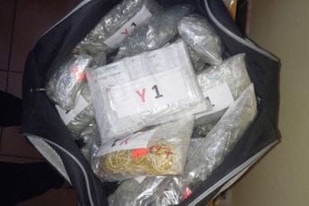 Srbija: Crnogorski državljanin uhapšen zbog krijumčarenja srebra, parfema, nakita.. Srbija: Crnogorski državljanin uhapšen zbog krijumčarenja srebra, parfema, nakita..