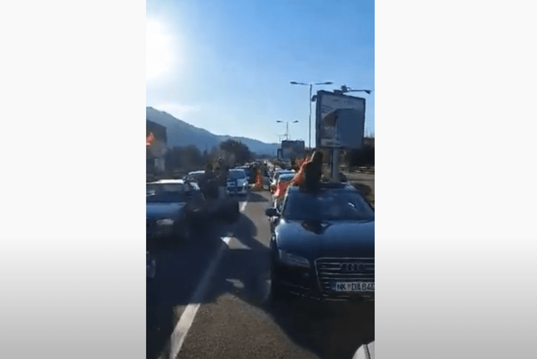 Nikšićani krenuli na protest ispred Vlade (Video) Nikšićani krenuli na protest ispred Vlade (Video)