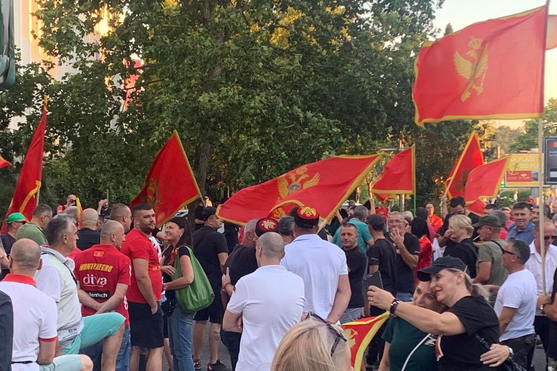 Fotografija 8: Građani revoltirani "usvajanjem" nacrta Ugovora sa SPC: Policija spriječila Zekovića da priđe zgradi