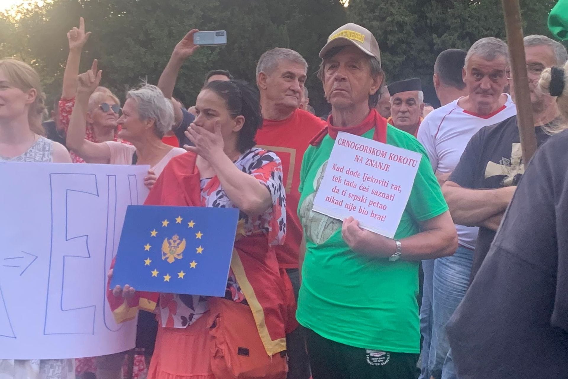 Fotografija 11: Građani revoltirani "usvajanjem" nacrta Ugovora sa SPC: Policija spriječila Zekovića da priđe zgradi