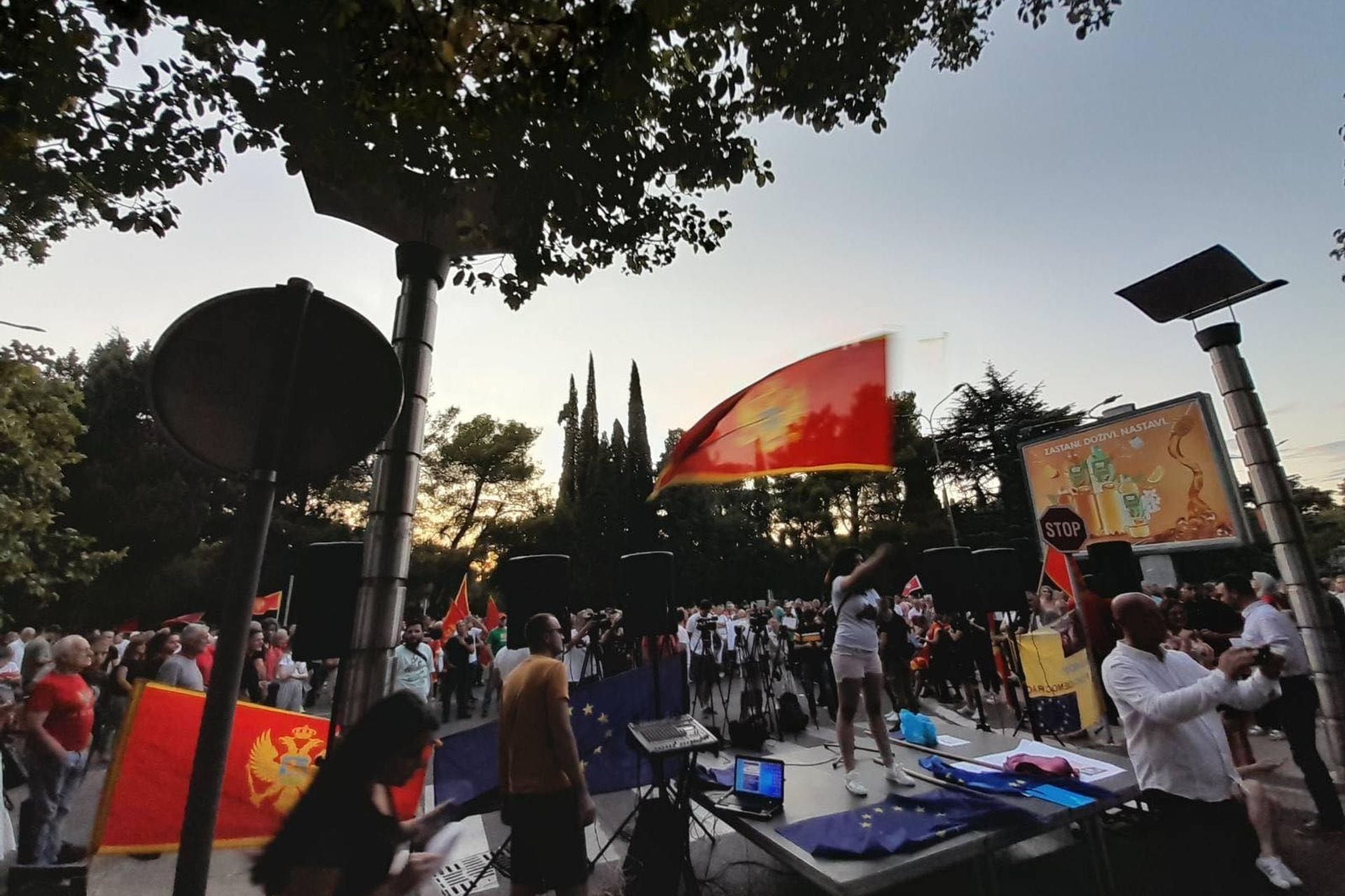Fotografija 15: Građani revoltirani "usvajanjem" nacrta Ugovora sa SPC: Policija spriječila Zekovića da priđe zgradi