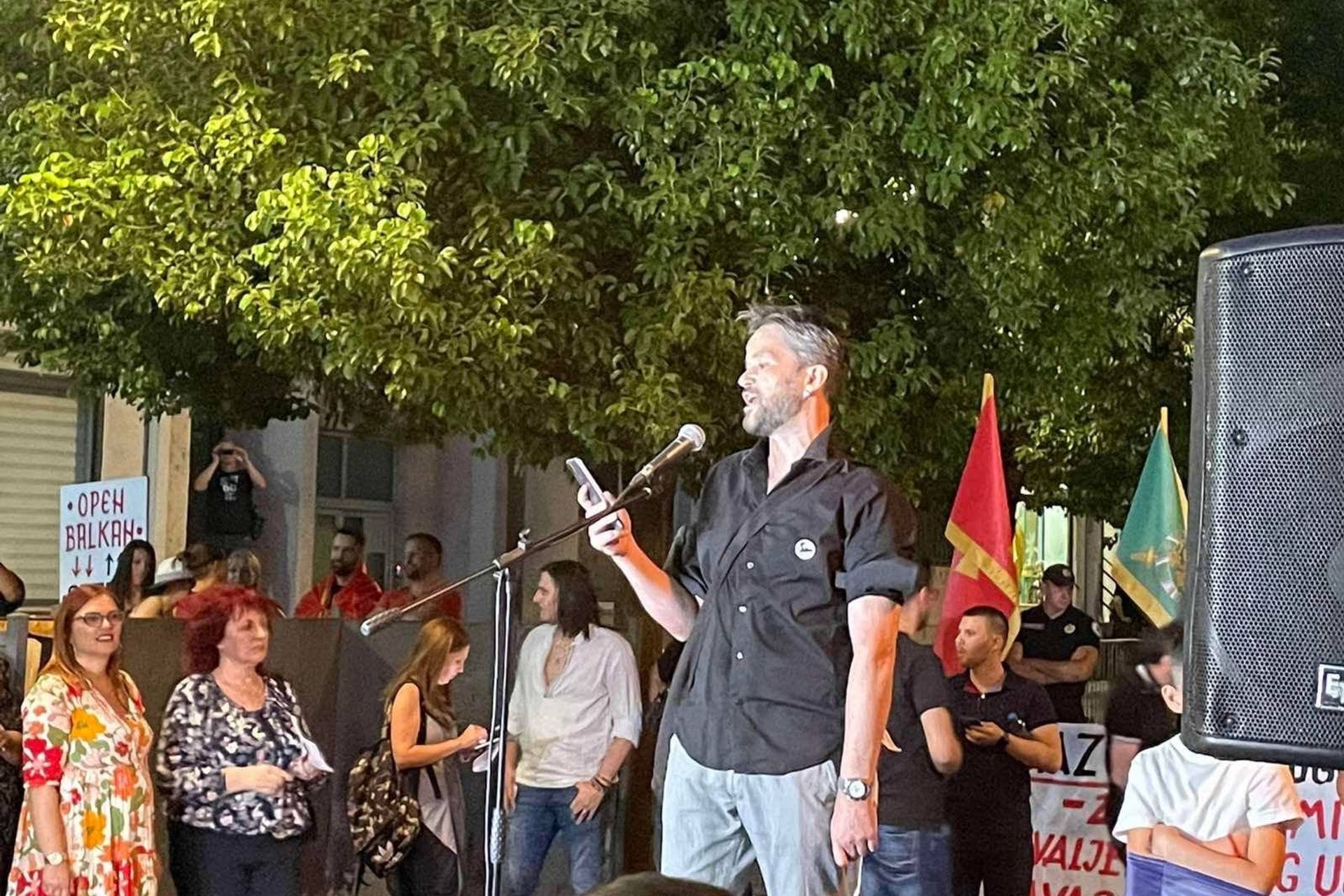 Fotografija 13: Građani revoltirani "usvajanjem" nacrta Ugovora sa SPC: Policija spriječila Zekovića da priđe zgradi