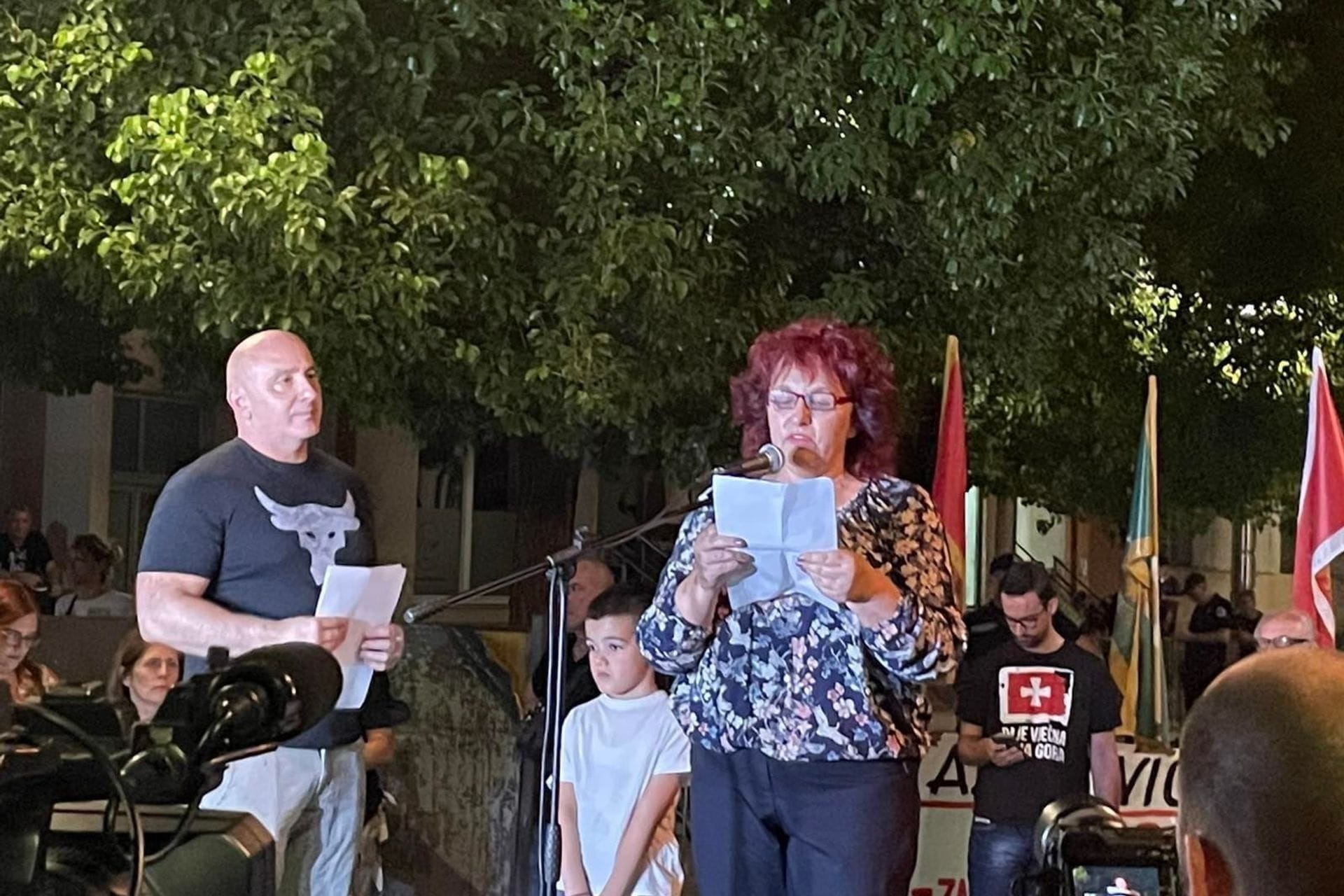 Fotografija 16: Građani revoltirani "usvajanjem" nacrta Ugovora sa SPC: Policija spriječila Zekovića da priđe zgradi