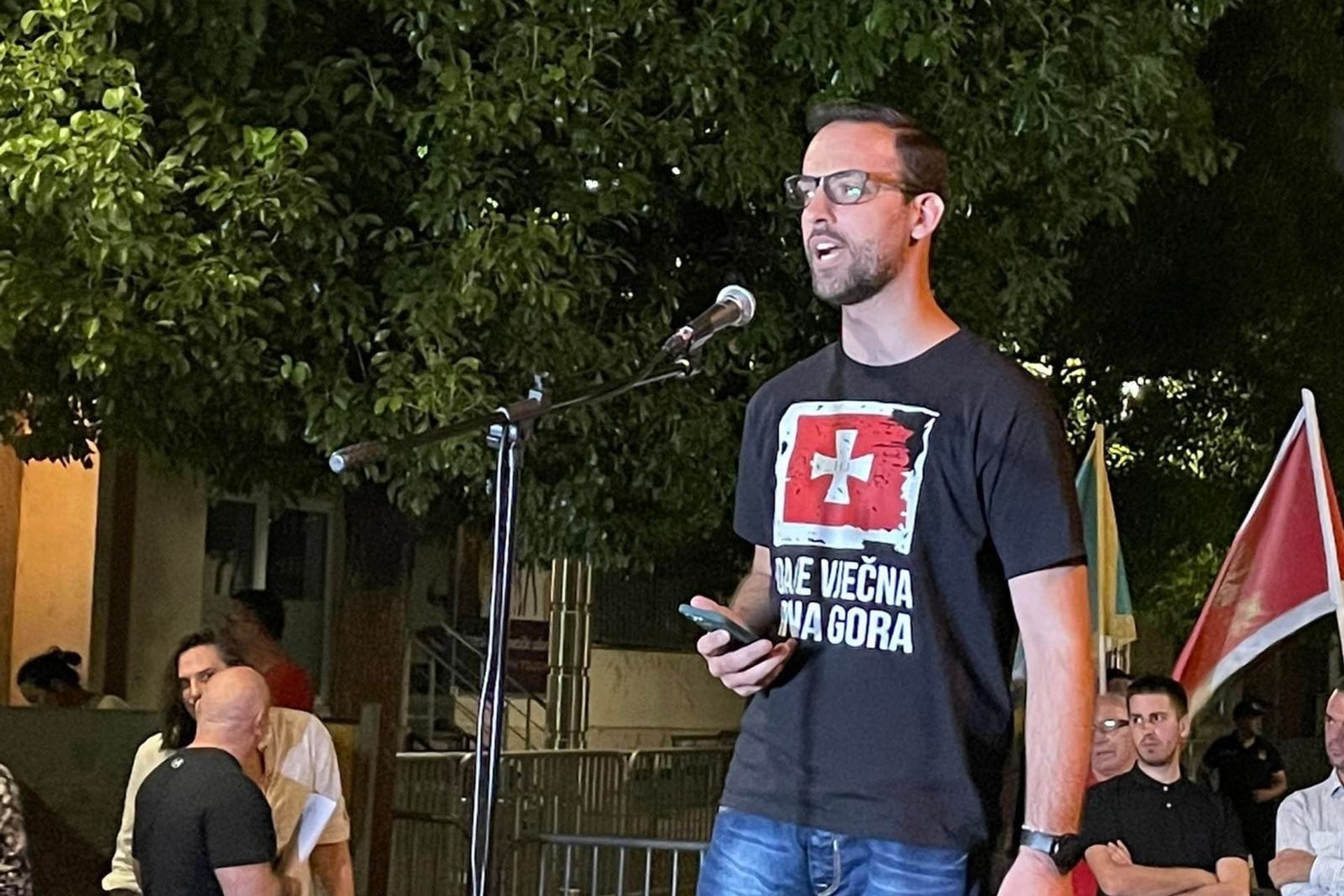 Fotografija 19: Građani revoltirani "usvajanjem" nacrta Ugovora sa SPC: Policija spriječila Zekovića da priđe zgradi