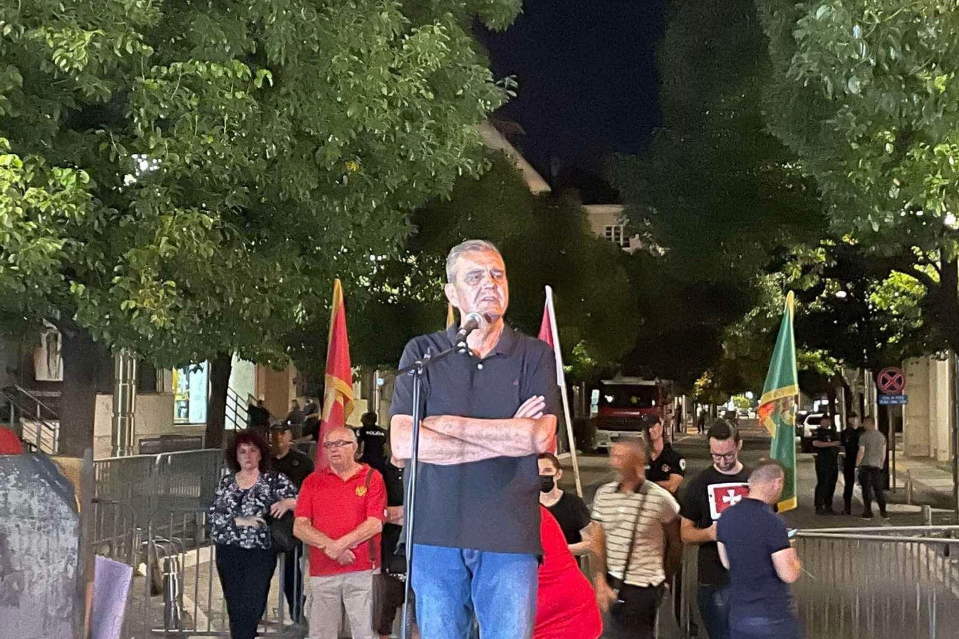Fotografija 20: Građani revoltirani "usvajanjem" nacrta Ugovora sa SPC: Policija spriječila Zekovića da priđe zgradi