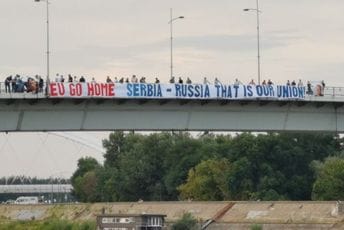 Uoči otvaranja Exit festivala: Radikali u znak podrške Rusiji u Novom Sadu razvili transparent protiv EU Uoči otvaranja Exit festivala: Radikali u znak podrške Rusiji u Novom Sadu razvili transparent protiv EU