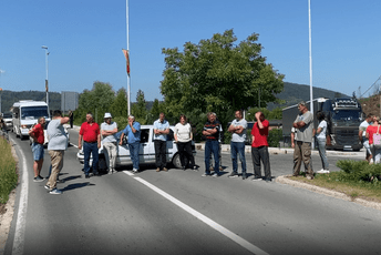 Bivši radnici "Vektre Jakić" blokirali saobraćajnicu Bivši radnici "Vektre Jakić" blokirali saobraćajnicu
