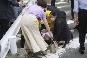 Momenat kada je Šinzo Abea pogodio metak (VIDEO) Momenat kada je Šinzo Abea pogodio metak (VIDEO)
