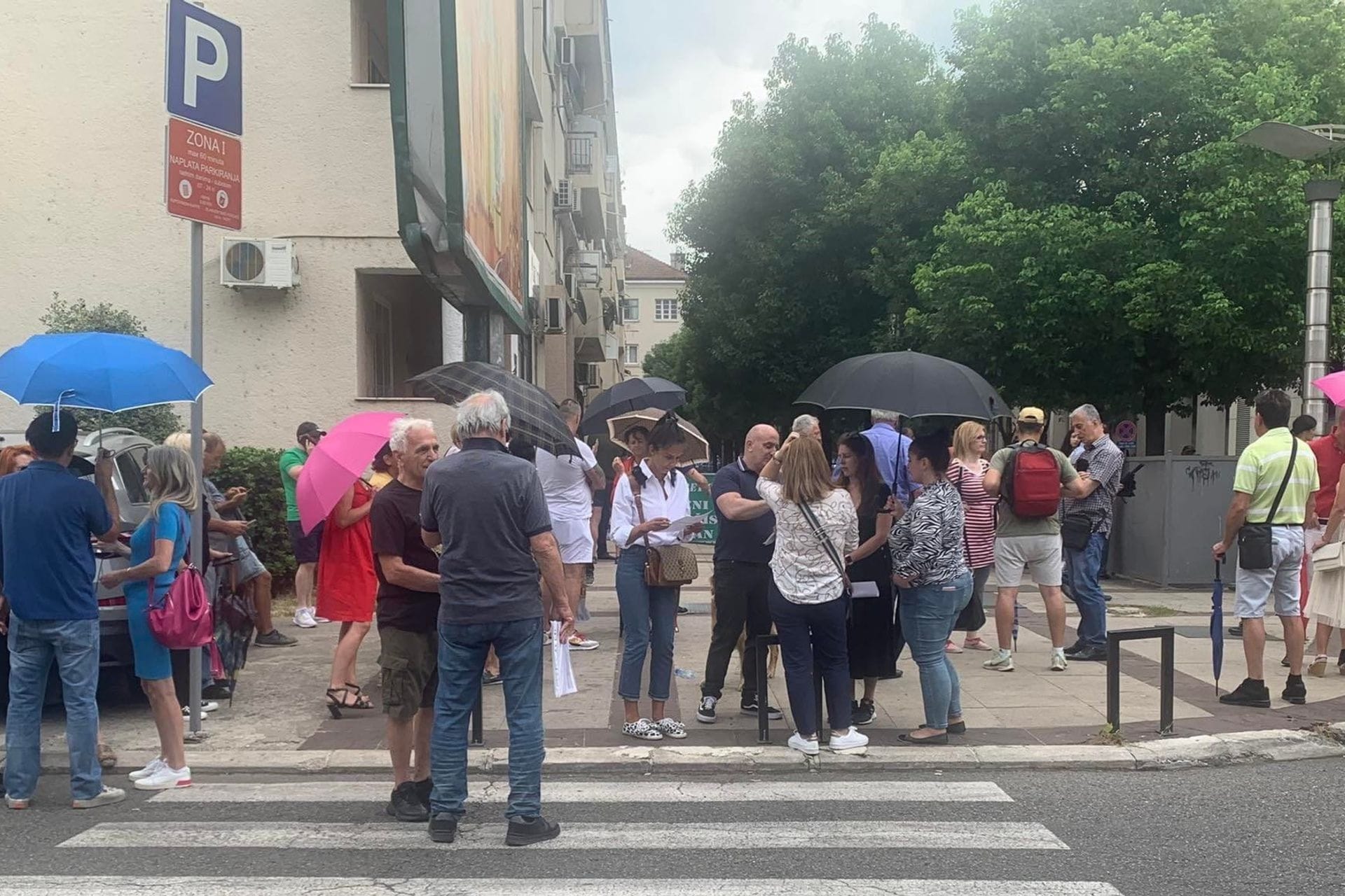 Fotografija 4: Građani revoltirani "usvajanjem" nacrta Ugovora sa SPC: Policija spriječila Zekovića da priđe zgradi