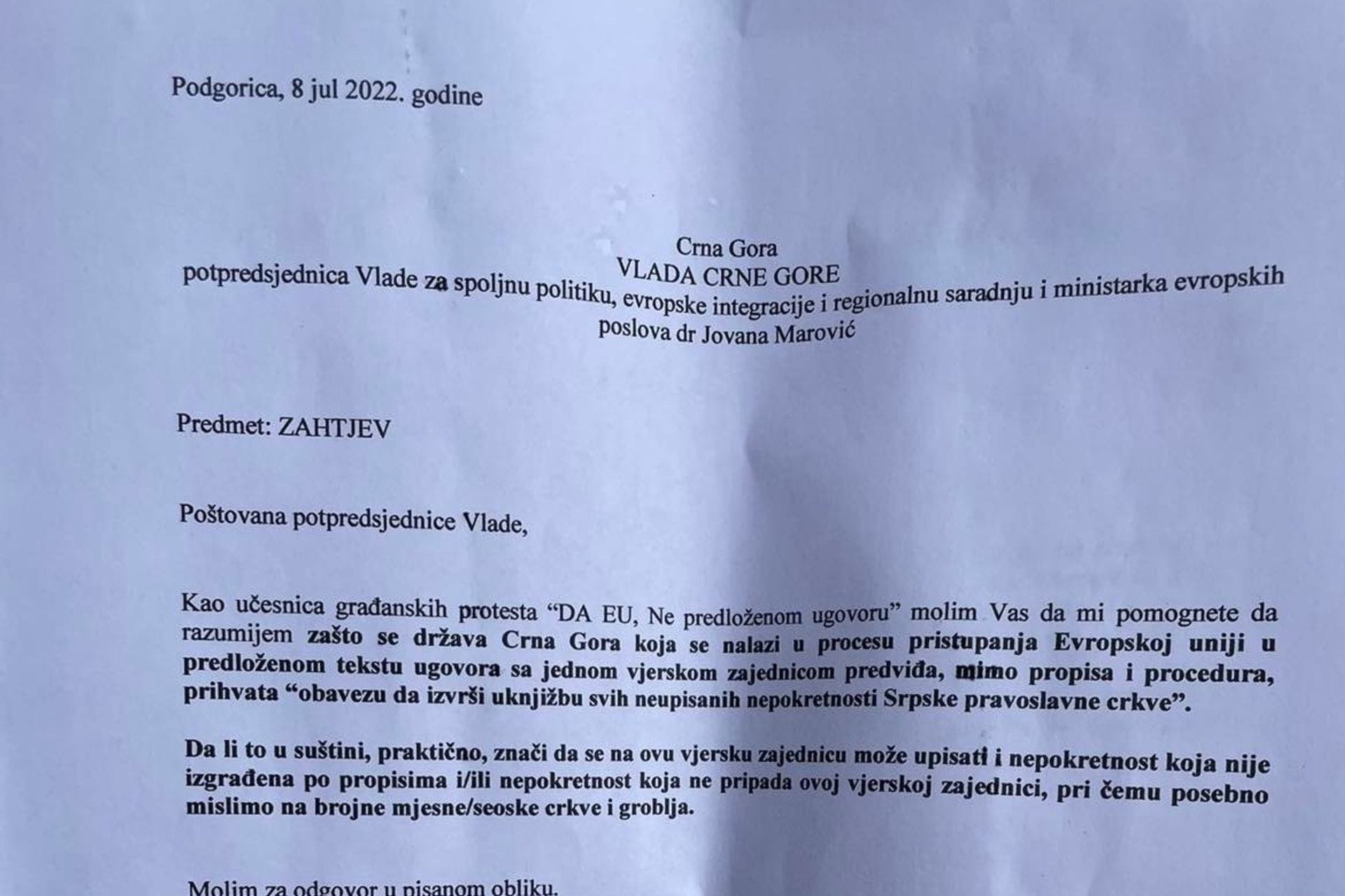 Fotografija 5: Građani revoltirani "usvajanjem" nacrta Ugovora sa SPC: Policija spriječila Zekovića da priđe zgradi
