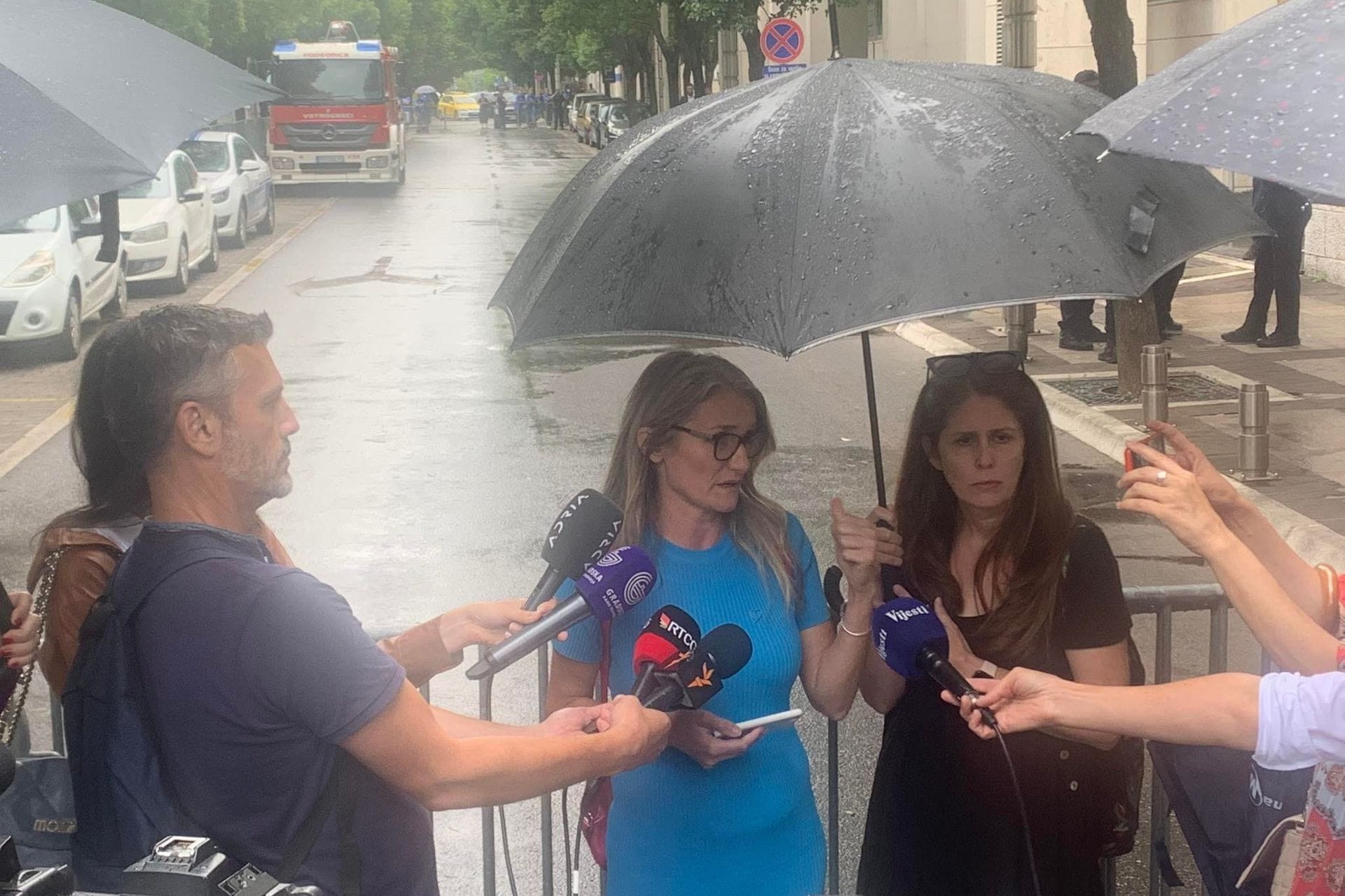 Fotografija 7: Građani revoltirani "usvajanjem" nacrta Ugovora sa SPC: Policija spriječila Zekovića da priđe zgradi