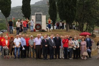 Povodom obilježavanja 8. jula položen vijenac na spomenik na Ravnom lazu u Piperima Povodom obilježavanja 8. jula položen vijenac na spomenik na Ravnom lazu u Piperima