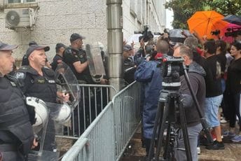 Građani revoltirani "usvajanjem" nacrta Ugovora sa SPC: Policija spriječila Zekovića da priđe zgradi Građani revoltirani "usvajanjem" nacrta Ugovora sa SPC: Policija spriječila Zekovića da priđe zgradi
