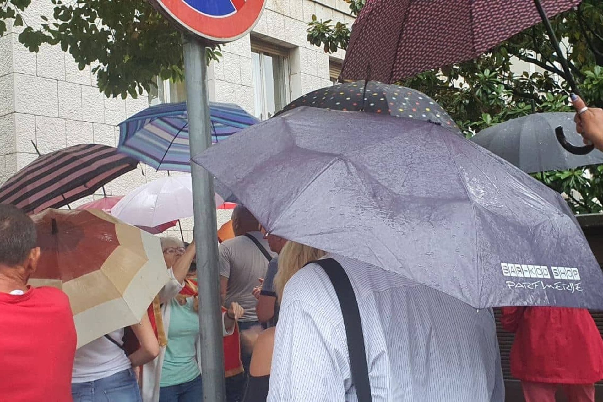 Fotografija 1: Građani revoltirani "usvajanjem" nacrta Ugovora sa SPC: Policija spriječila Zekovića da priđe zgradi