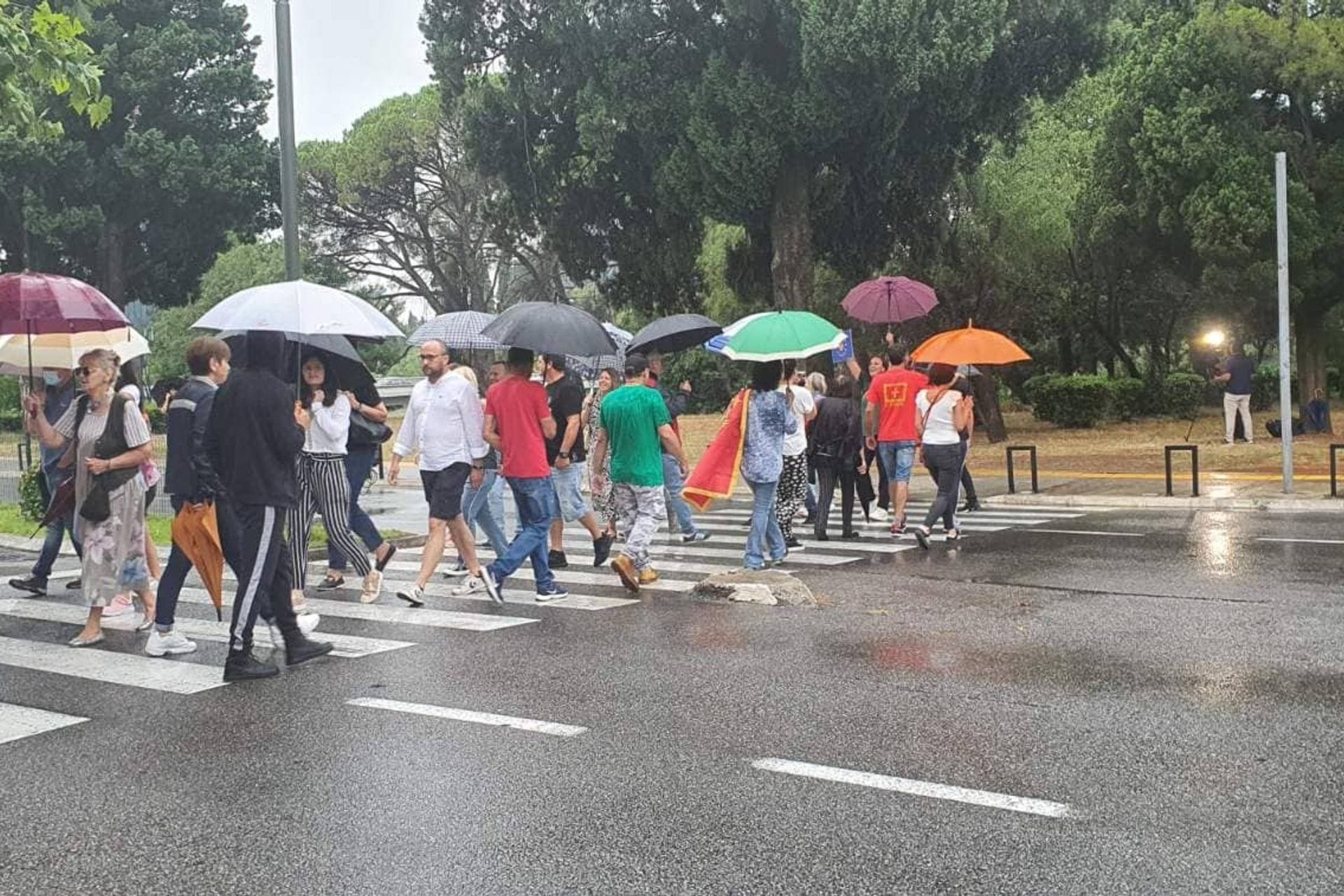 Fotografija 3: Građani revoltirani "usvajanjem" nacrta Ugovora sa SPC: Policija spriječila Zekovića da priđe zgradi