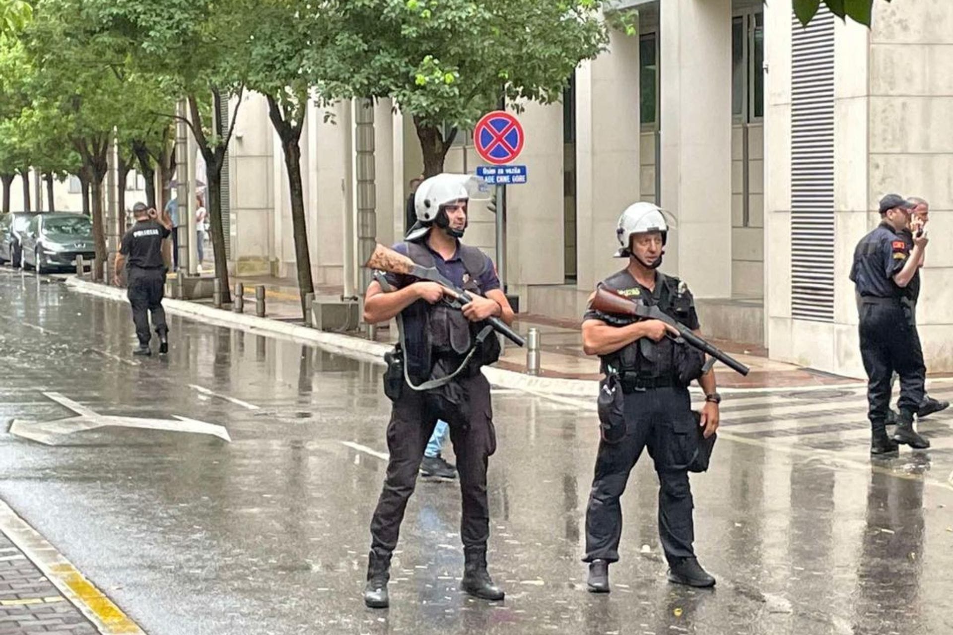 Fotografija 2: Građani revoltirani "usvajanjem" nacrta Ugovora sa SPC: Policija spriječila Zekovića da priđe zgradi