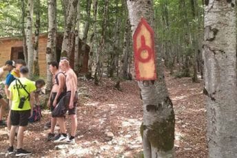 Mještani tvrde: Belgijski izviđači na Cetinju skrnavili državne simbole; ODT: Obaviještena tužiteljka Mještani tvrde: Belgijski izviđači na Cetinju skrnavili državne simbole; ODT: Obaviještena tužiteljka