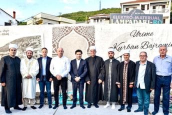 Abazović na klanjanju bajram-namaza u Ulcinju Abazović na klanjanju bajram-namaza u Ulcinju