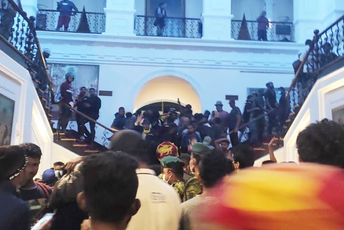 (VIDEO) Haos u Šri Lanki: Predsjednik pobjegao iz rezidencije neposredno prije upada demonstranata (VIDEO) Haos u Šri Lanki: Predsjednik pobjegao iz rezidencije neposredno prije upada demonstranata