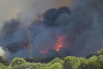 Veliki požar u Puli: Gore kuće i automobili, naselja obavijena gustim dimom Veliki požar u Puli: Gore kuće i automobili, naselja obavijena gustim dimom