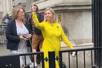 Ministarka prosvjete demonstrantima pokazala - srednji prst (VIDEO) Ministarka prosvjete demonstrantima pokazala - srednji prst (VIDEO)