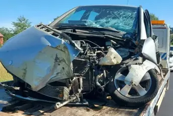 Pljevlja: Autmobil udario u stablo, vozač teško povrijeđen Pljevlja: Autmobil udario u stablo, vozač teško povrijeđen