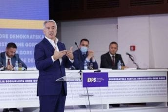 Predsjedništvo DPS jednoglasno: Vlada zbog napuštanja evropske agende izgubila podršku, ostajemo posvećeni procesima koji vode do članstva u EU Predsjedništvo DPS jednoglasno: Vlada zbog napuštanja evropske agende izgubila podršku, ostajemo posvećeni procesima koji vode do članstva u EU