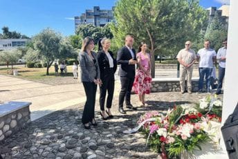 Mladi DPS-a položili vijenac na spomenik na Pobrežju, Brahić na komemoraciji u Srebrenici Mladi DPS-a položili vijenac na spomenik na Pobrežju, Brahić na komemoraciji u Srebrenici