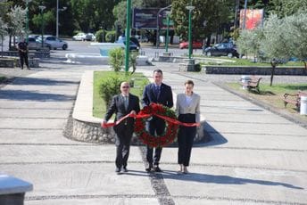 Glavni grad: U znak sjećanja na žrtve Srebrenice položen vijenac na spomenik na Pobrežju Glavni grad: U znak sjećanja na žrtve Srebrenice položen vijenac na spomenik na Pobrežju