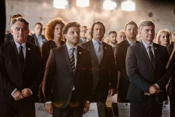 Kako je Dritan Abazović pao u Potočarima: Porodicama žrtava se ne soli pamet, a definicija genocida je jasna Kako je Dritan Abazović pao u Potočarima: Porodicama žrtava se ne soli pamet, a definicija genocida je jasna