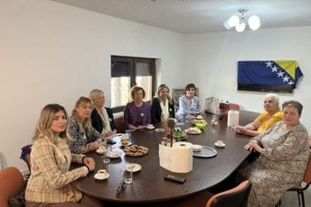 Alijansa žena DPS se danas poklonila žrtvama genocida u Srebrenici: Bilo kakav pokušaj revizije je nedopustiv Alijansa žena DPS se danas poklonila žrtvama genocida u Srebrenici: Bilo kakav pokušaj revizije je nedopustiv