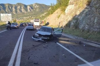 Sapobraćajna nesreća između tunela Sozina i Raš: Povrijeđene dvije osobe Sapobraćajna nesreća između tunela Sozina i Raš: Povrijeđene dvije osobe