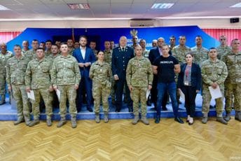 Konjević uručio Odluku: 31 podoficirka i podoficir po ugovoru biće primljeni u stalni radni odnos u Vojsci Konjević uručio Odluku: 31 podoficirka i podoficir po ugovoru biće primljeni u stalni radni odnos u Vojsci