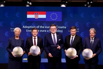 Hrvatska službeno primljena u eurozonu, od 1. januara euro mijenja kunu Hrvatska službeno primljena u eurozonu, od 1. januara euro mijenja kunu