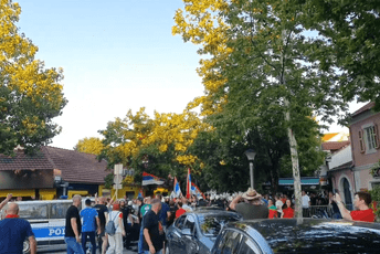 Nemiri u Nikšiću: Upućivali psovke i gađali okupljene, policija bacila suzavac